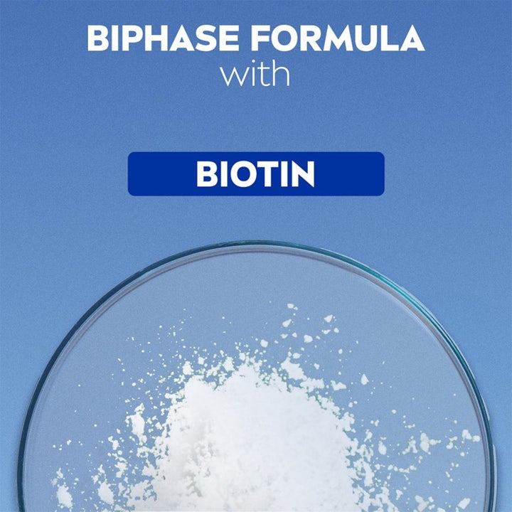 NIVEA Double Effect Eye Make-up Remover 125 ml sminkefjerner med biphase formula og biotin vist som hvitt pulver.