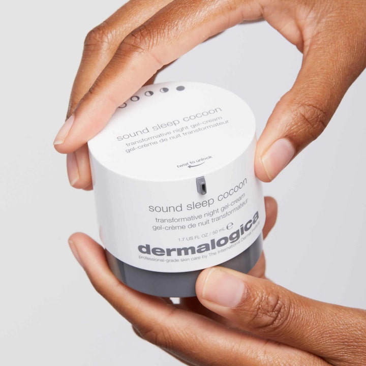 Dermalogica Sound Sleep Cocoon 50 ml nattkrem gir glød i hvit krukke med grå detaljer som holdes av hender