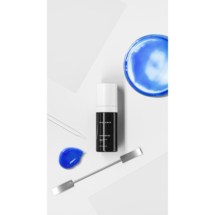 Niche Beauty Lab Theramid Copper Peptide 30 ml serum mot aldringstegn med blå tekstur og laboratorieutstyr