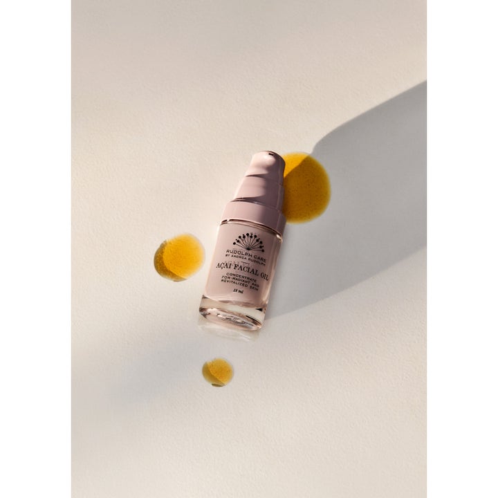 Rudolph Care Acai Facial Oil 15 ml revitaliserende ansiktsolje i rosa pumpeflaske omgitt av gylne dråper