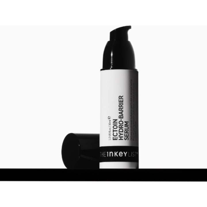 The INKEY List Ectoin Hydro-Barrier Serum 30 ml styrkende ansiktsserum i hvit pumpeflaske med sort lokk ved siden av.