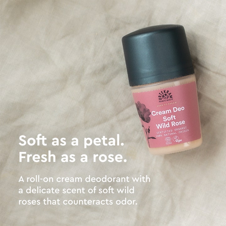 Urtekram Soft Wild Rose Deo 50 ml økologisk kremdeodorant med rosa etikett og svart kork liggende på lyst stoff