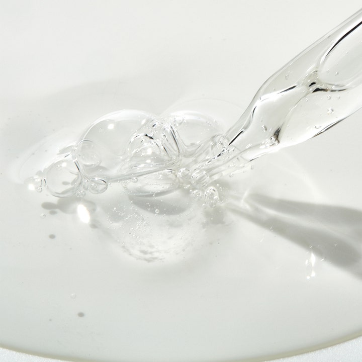 Mario Badescu Super Peptide Serum 29 ml ansiktsserum som gir glød med en klar og boblende flytende tekstur.