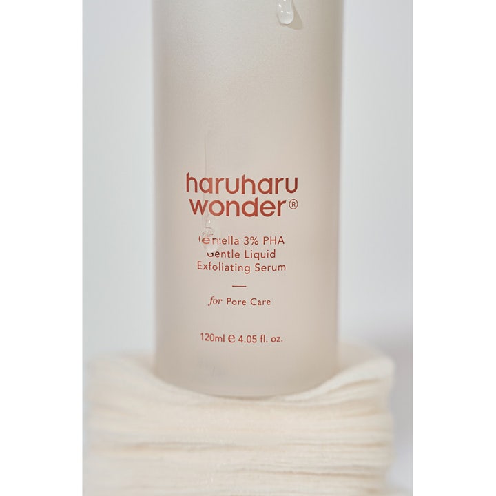 haruharu wonder Centella 3% PHA 120 ml eksfolierende ansiktsserum for porepleie i frostet flaske på bomullspads