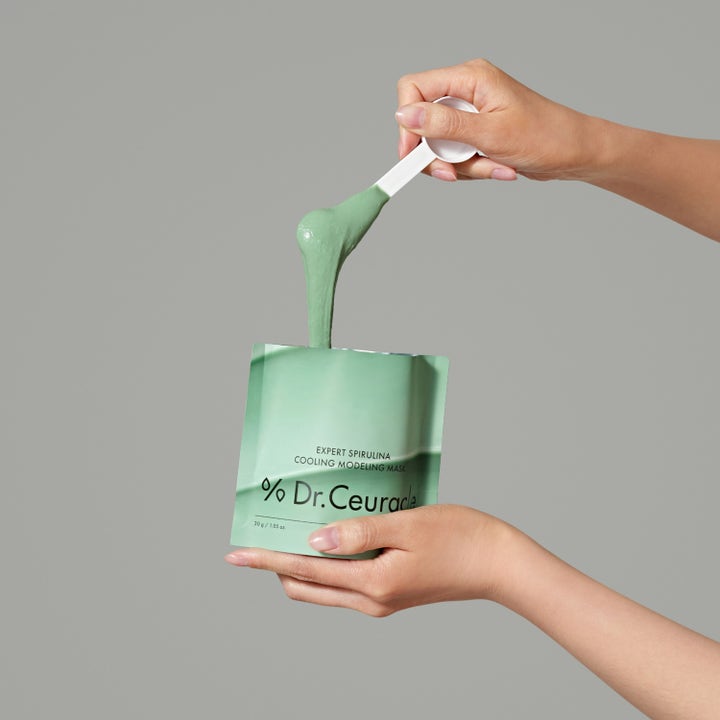 Dr. Ceuracle Expert Spirulina Cooling Modeling Mask 30 g ansiktsmaske med grønn tekstur som løftes med skje