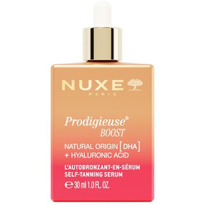 Nuxe Prodigieuse Boost Self-Tanning Serum 30 ml gir naturlig glød i en oransje og rosa gradert flaske med gullkork.