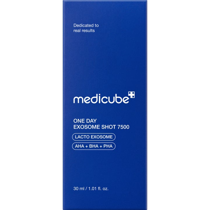 Medicube One Day Exosome Shot 7500 30 ml eksfolierende serum i en mørkeblå eske med hvit tekst og AHA BHA PHA
