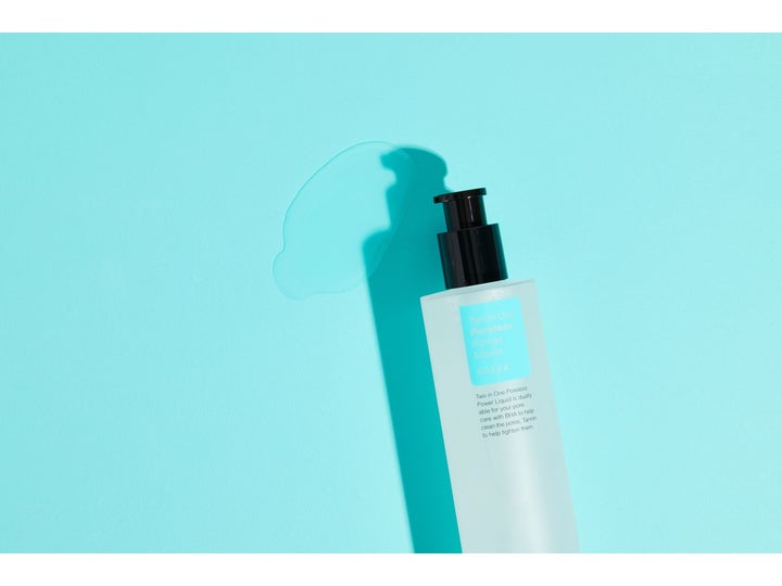 COSRX Two In One Poreless Power Liquid 100 ml toner med BHA i frostet flaske som viser klar, flytende tekstur.