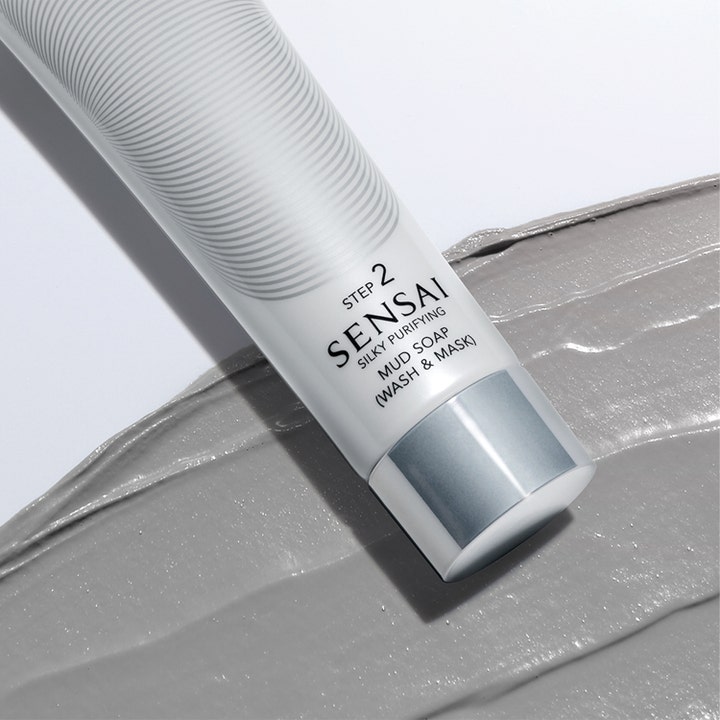 Sensai Silky Purifying Mud Soap Wash & Mask Step 2 125 ml ansiktsrens på en tykk grå leiretekstur