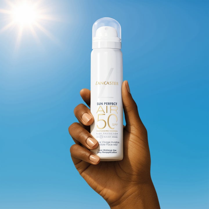 Lancaster Sun Perfect AIR Invisible Face Mist 75 ml solkrem spray med SPF 50 i hvit flaske mot en solfylt blå himmel.