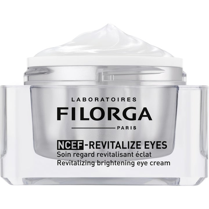 Filorga NCEF-Revitalize Eyes 15 ml øyekrem i sølvfarget krukke med synlig hvit, kremet tekstur.