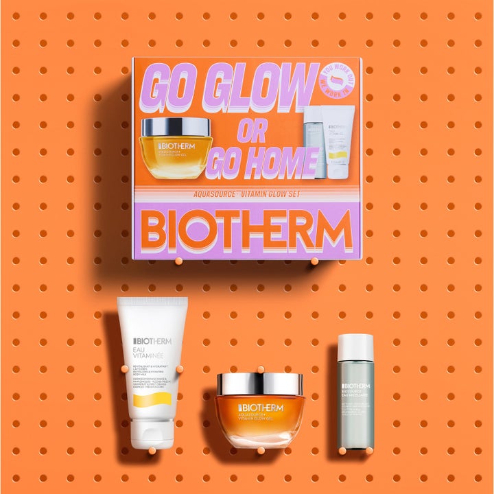 Biotherm Aquasource Vitamin Glow Set 1 stk hudpleiesett som gir glød med oransje krukke og hvit tube på oransje plate