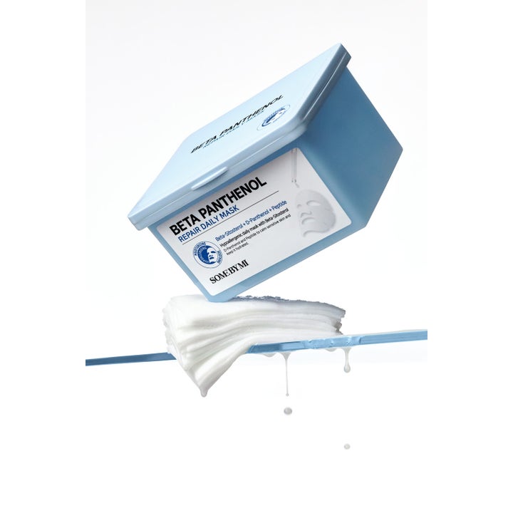 Some By Mi Beta Panthenol Repair Daily Mask 30 stk ansiktspleie i lyseblå boks med en stabel dryppende arkmasker.