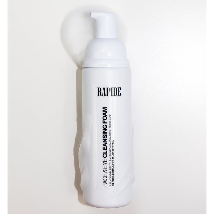 Rapide Cleansing Foam 100 ml oljefritt rengjøringsskum i hvit pumpeflaske som gir en skånsom ansiktsrens.