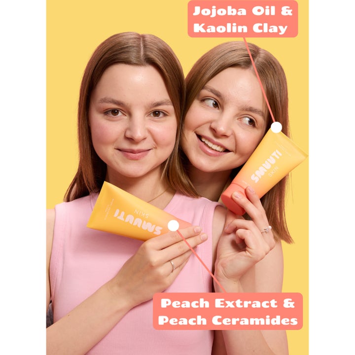 Smuuti Skin Peach Cleansing Cream 150 ml ansiktsrens med jojobaolje og ferskenkeramider vist av to smilende kvinner.