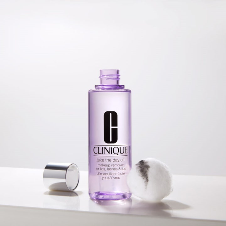 Clinique Take the Day Off 125 ml sminkefjerner i lilla flaske med sølvkork og bomullsdott med mørke sminkerester.