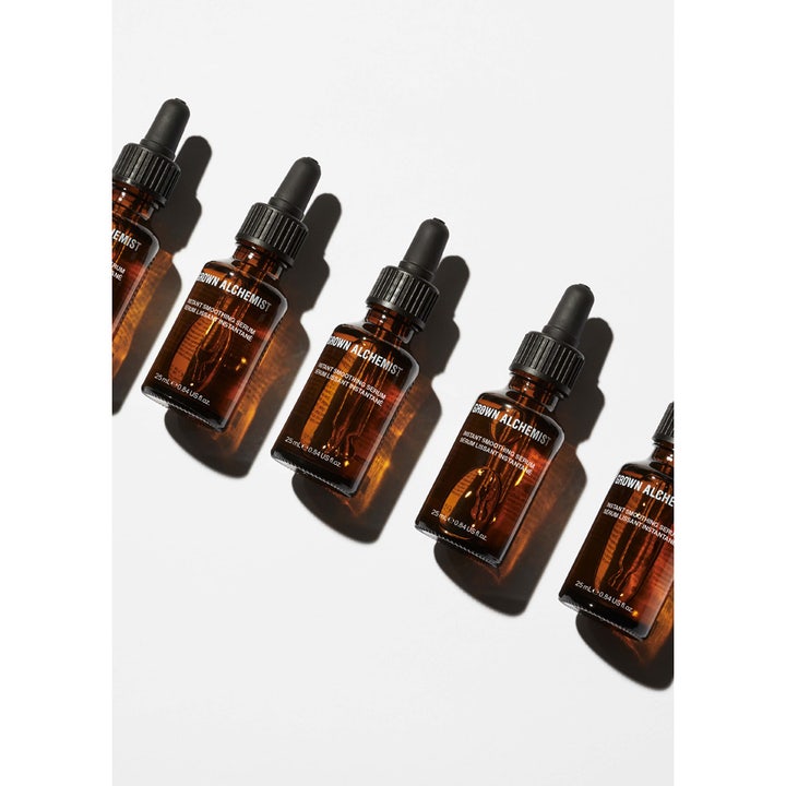 Grown Alchemist Instant Smoothing Serum 25 ml glattende ansiktsserum i brune glassflasker med pipetter