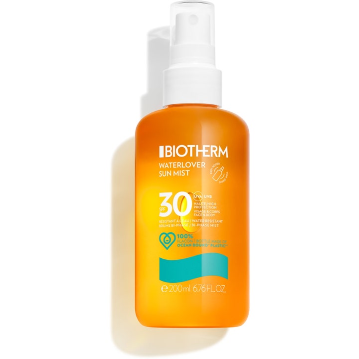 Biotherm Waterlover Sun Mist 200 ml SPF 30 gir solbeskyttelse i en gjennomsiktig oransje sprayflaske med hvit pumpe