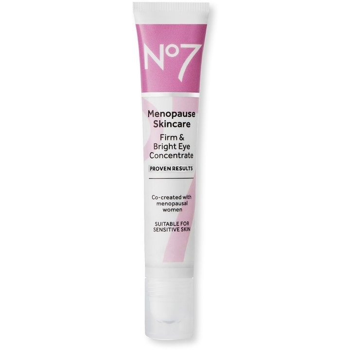 No7 Menopause Skincare Firm & Bright Eye Concentrate øyekonsentrat gir fasthet og glød i hvit tube med rosa detaljer