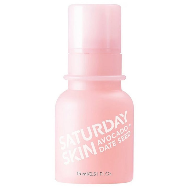 Saturday Skin Avocado + Date Seed 15 ml pleiende øyekrem som gir glød i en matt rosa pumpeflaske.