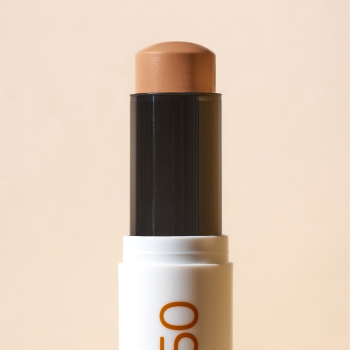 MÁDARA Mineral SPF50 Sunscreen Stick 12 g solstift gir høy beskyttelse med beige mineralformel i hvit og svart hylse.