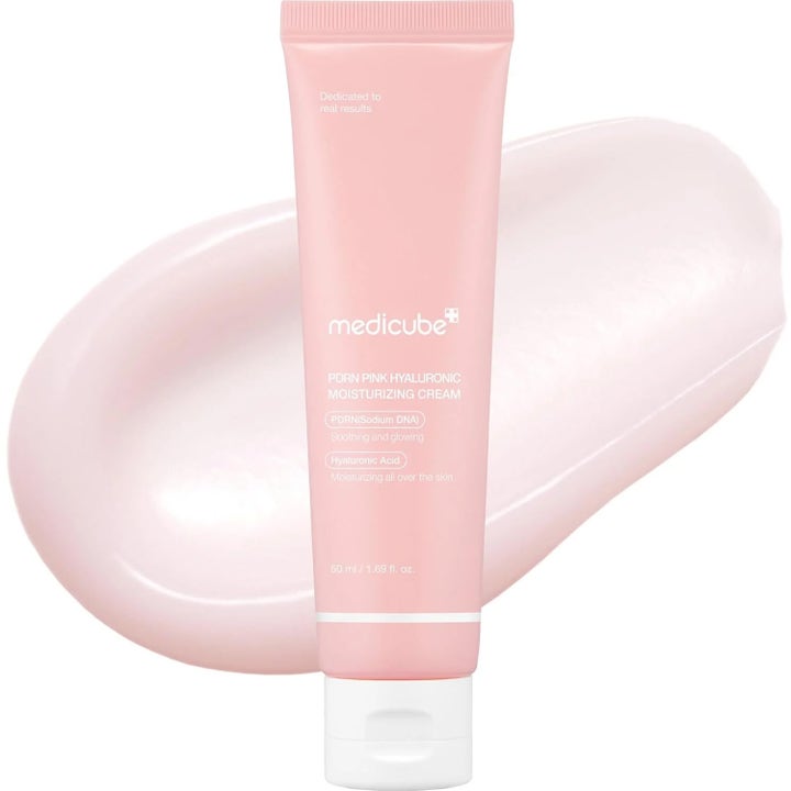 Medicube PDRN Pink Hyaluronic Moisturizing Cream 50 ml fuktighetsgivende ansiktskrem i rosa tube med kremet tekstur
