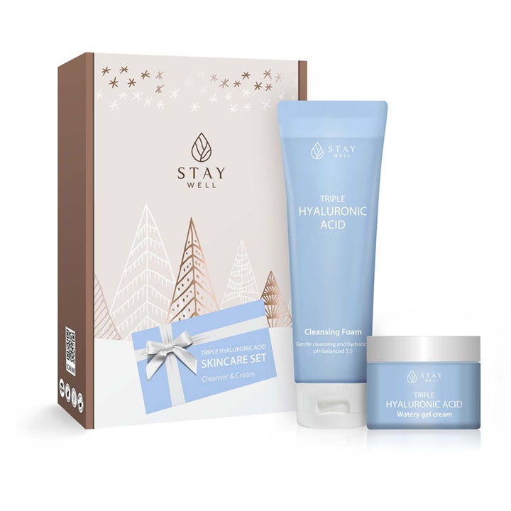 Stay Well Triple Hyaluronic Acid Skincare Set fuktgivende hudpleiesett med blå tube og krukke foran hvit eske med gulltrær