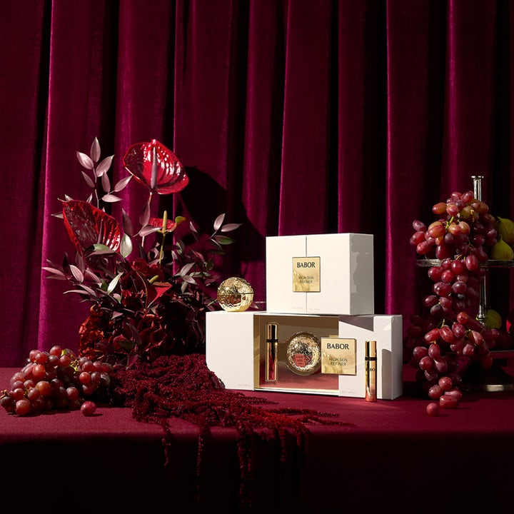 Babor HSR Gift Set 60 ml anti-aging hudpleiesett i hvite esker med gulldetaljer foran rød fløyel og druer