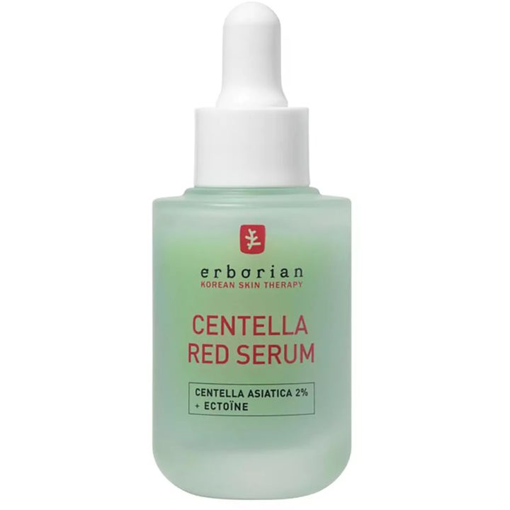 Erborian Centella Red Serum beroligende serum med centella asiatica i en frostet grønn glassflaske med hvit pipette