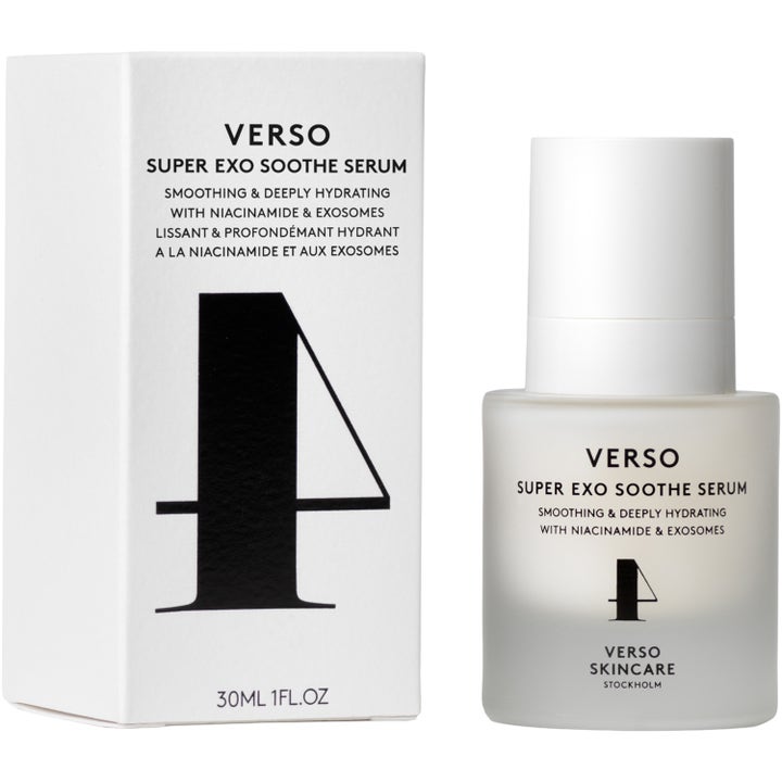 Verso Super Exo Soothe Serum 30 ml beroligende ansiktsserum med niacinamide i hvit eske og frostet glassflaske