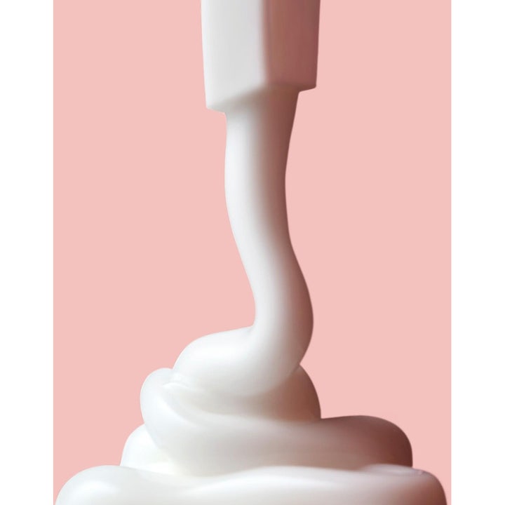 Ole Henriksen Touch Nourishing Body Lotion 400 ml nærende body lotion med fyldig hvit kremet tekstur mot en rosa bakgrunn