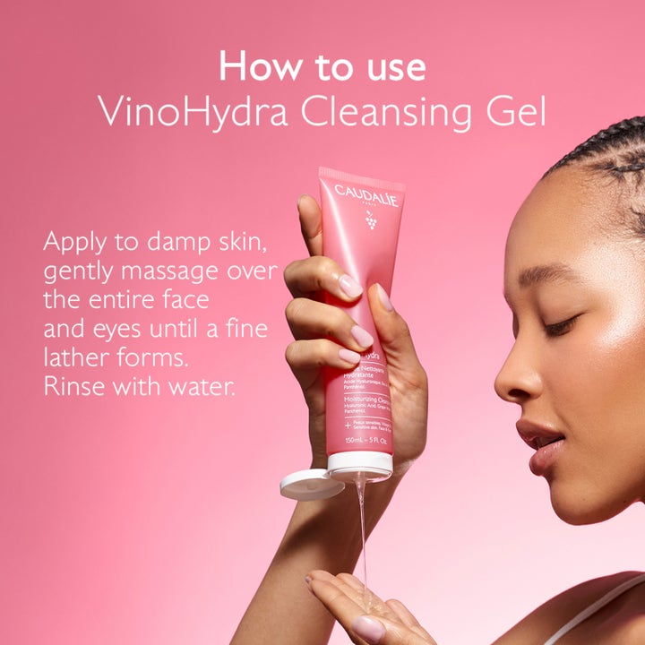 Caudalie Vinohydra Moisturizing Cleansing Gel 150 ml fuktighetsgivende ansiktsrens påføres huden fra en rosa tube.