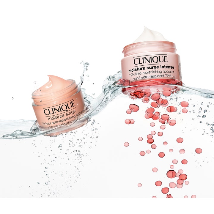 Clinique Moisture Surge Intense 50 ml fuktighetskrem i krukker som flyter i vann med rosa lipidbobler og hvit krem