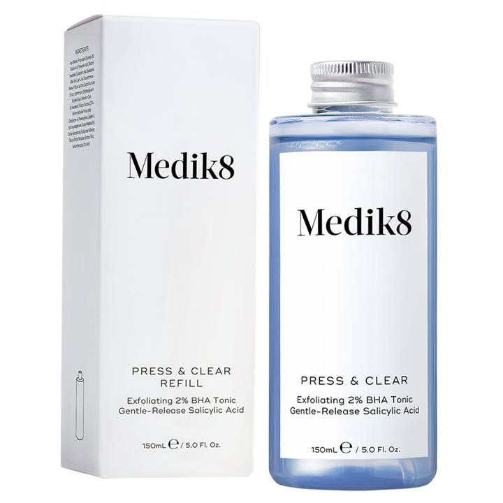 Medik8 Press & Clear Refill 150 ml eksfolierende toner med BHA i hvit eske og blåtonet flaske med sølvkork