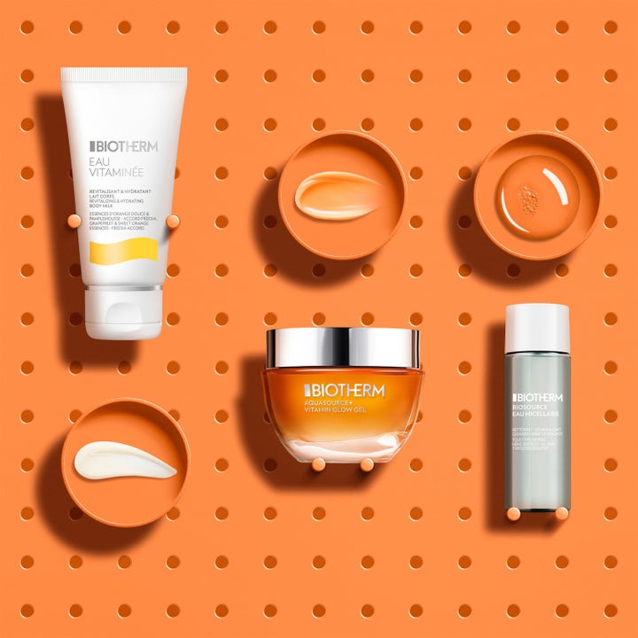 Biotherm Aquasource Vitamin Glow Set 1 stk ansiktspleie for glød med oransje glasskrukke og tuber på en hullplate
