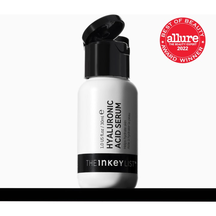 The INKEY List Hyaluronic Acid Serum 30 ml fuktighetsgivende serum i hvit flaske med en klar dråpe på siden