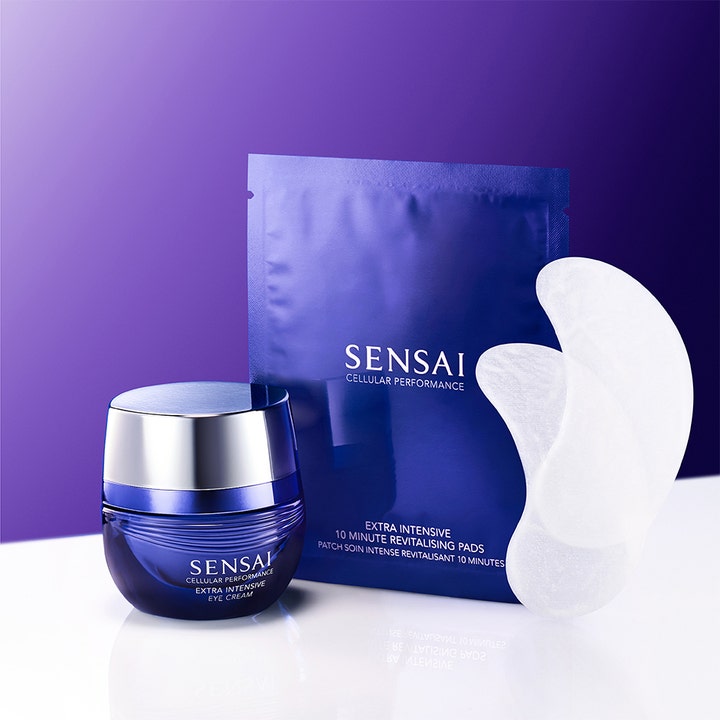 Sensai Cellular Performance Extra Intensive Eye Cream 15 ml øyekrem i blå krukke med hvite revitaliserende øyepads