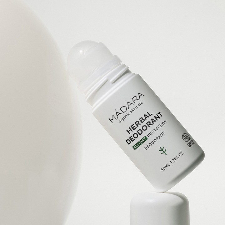 MÁDARA Herbal Deodorant 50 ml gir beskyttelse hele dagen i en hvit roll-on flaske med synlig applikatorkule.