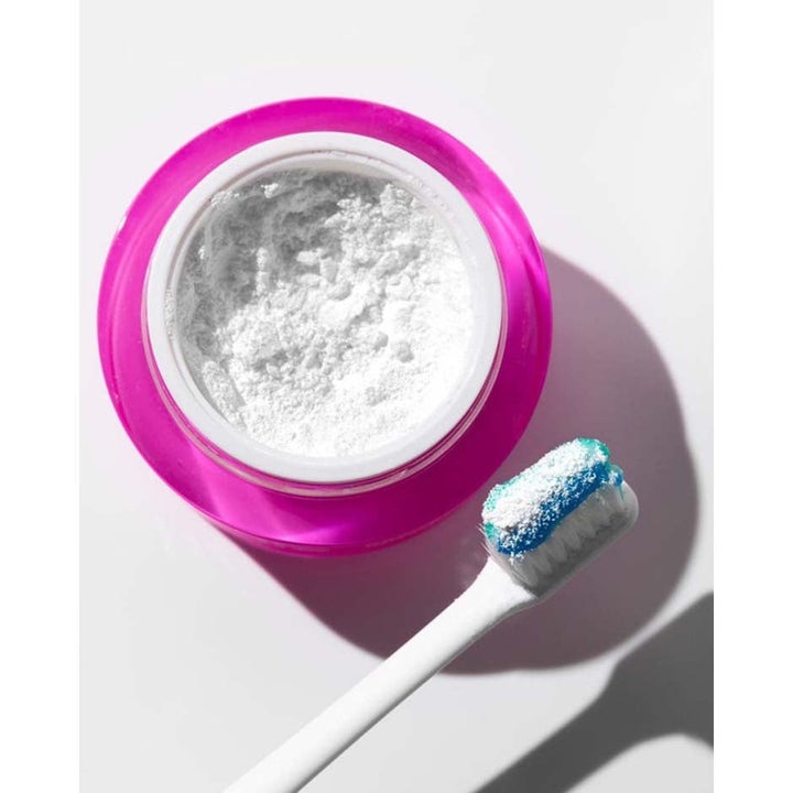 Hismile Whitening Powder 12 g gir hvitere tenner med pulver i rosa krukke og tannbørste med blå gelé.