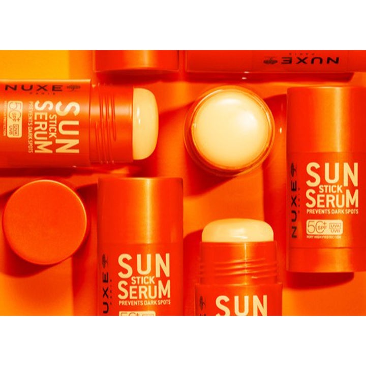 Nuxe Sun Stick Serum 25 g solstift mot pigmentflekker med SPF 50 i oransje hylser med synlig fast tekstur