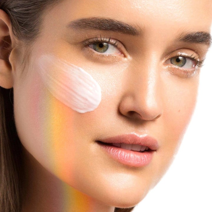 Dermalogica Prisma Protect SPF30 Duo fuktighetskrem som gir glød vist med hvit krem og regnbueeffekt på huden