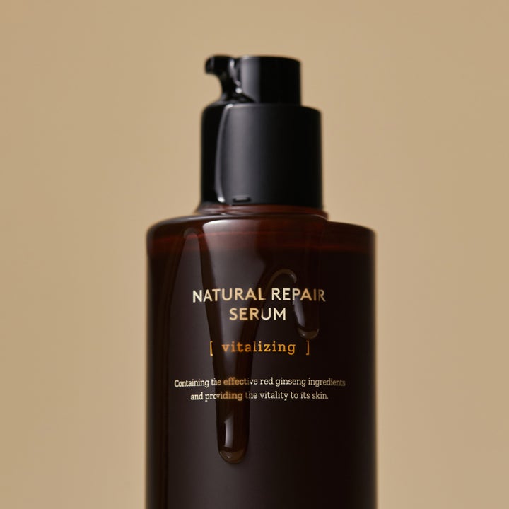 Hyggee Natural Repair Serum 120 ml vitaliserende serum med rød ginseng i mørk pumpeflaske med en flytende dråpe.