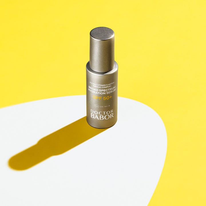 Babor DOC Broad Spectrum Hydration Serum SPF 50+ 30 ml fuktighetsgivende serum i sølvflaske på gul bakgrunn