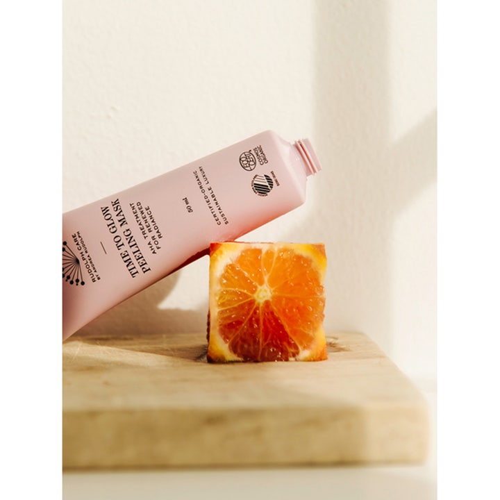 Rudolph Care Time to Glow Peeling Mask 50 ml ansiktsmask i rosa tube ved siden av en halv appelsin