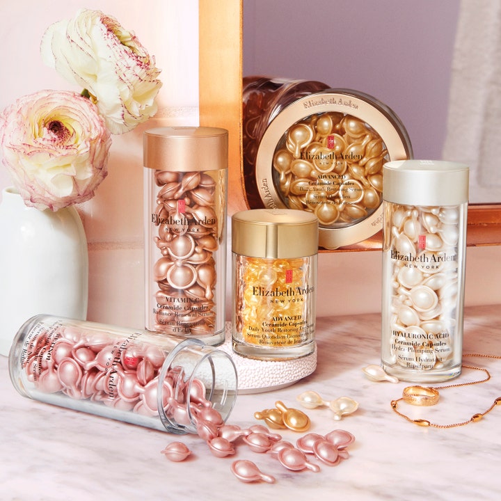 Elizabeth Arden Advanced Ceramide 45 stk styrkende serumkapsler i elegante glasskrukker på marmor med rosa blomster