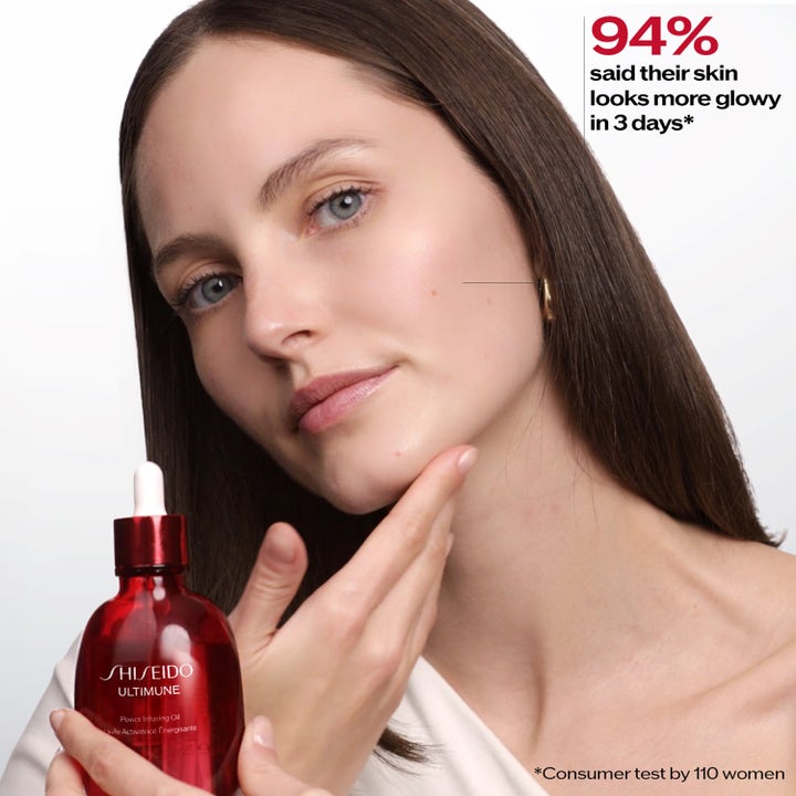 Shiseido Ultimune Power Infusing Oil 75 ml ansiktsolja for glød vist på kvinne med rød flaske og tekst 94 prosent mer glød