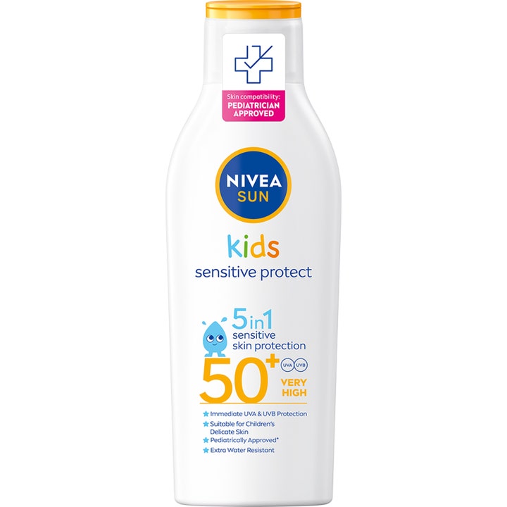 Nivea Sun Kids Sensitive Protect SPF 50+ solkrem barn beskytter sensitiv hud i hvit plastflaske med gul kork.
