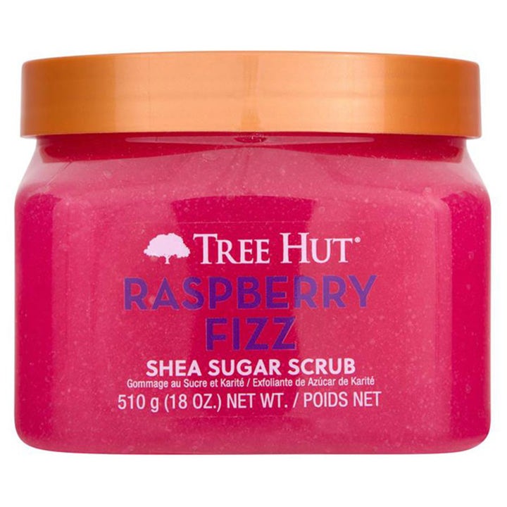 Tree Hut Raspberry Fizz Shea Sugar Scrub 510 g eksfolierende kroppsskrubb i klar krukke med rosa tekstur og oransje lokk