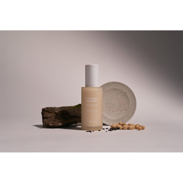 haruharu wonder Black Rice Hyaluronic Anti-wrinkle Serum 50 ml fukter huden og vises her ved siden av bark og korn