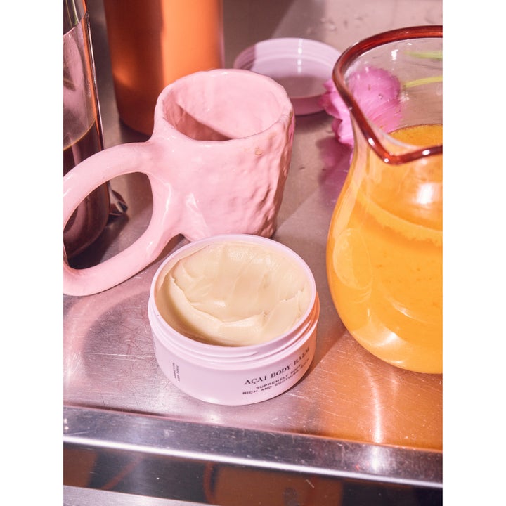 Rudolph Care Açai Body Balm 145 ml er en nærende body lotion med rik tekstur i en lyserosa krukke